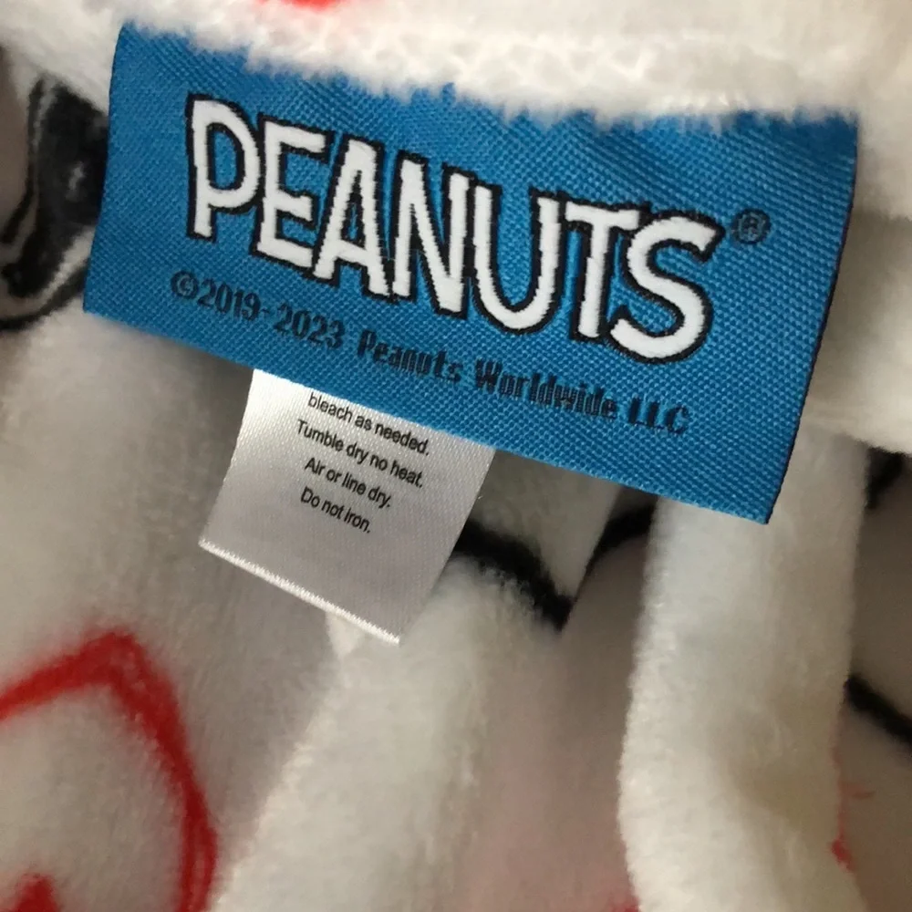 PEANUTS Snoopy Heart Plush Throw Blanket